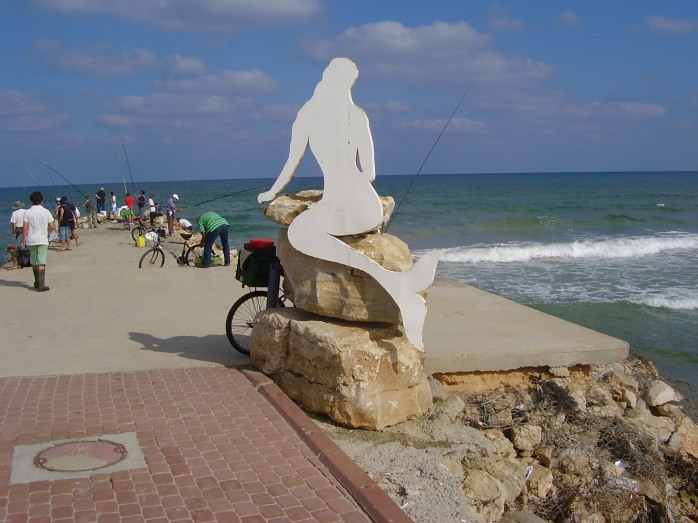 PikiWiki_Israel_13484_Mermaid_statue_Kiryat_Yam_beach.jpg